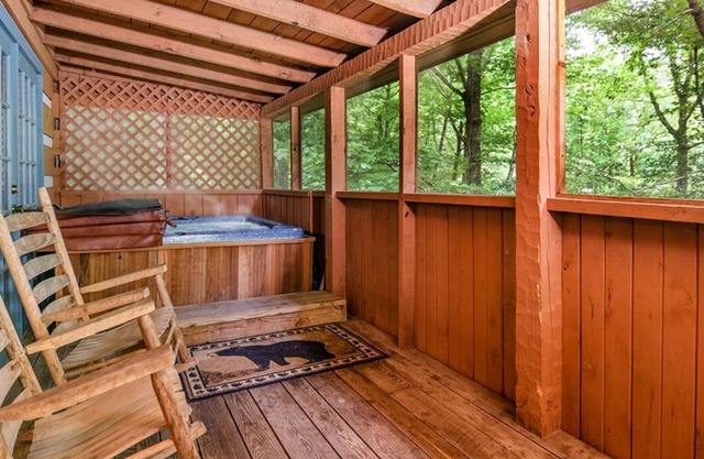 TIME AWAY ~HOT TUB~ AIR HOCKEY 5 1/2 miles from the main strip, Pigeon Forge TN