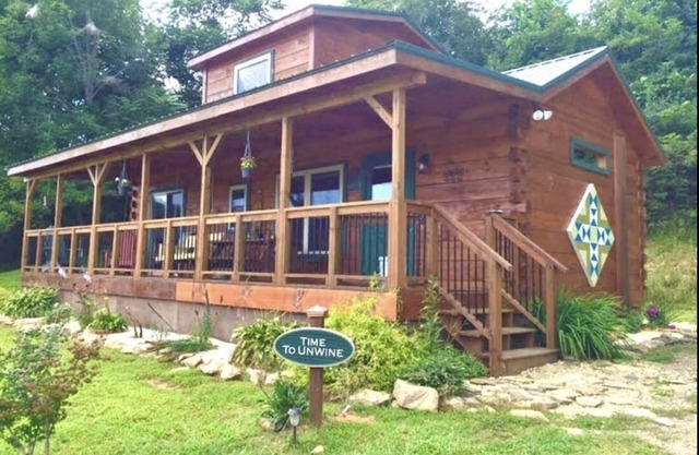 Time to Unwine-Waterfront Cabin w/Hot Tub! Pet Friendly! Blue Ridge Parkway