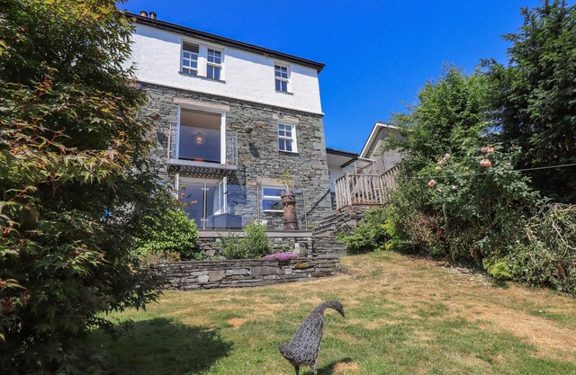 TIMLEY KNOTT, pet friendly, character holiday cottage in Coniston