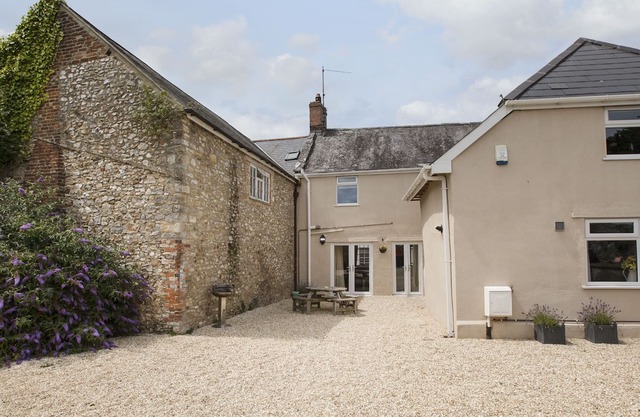 TINDLE HOUSE, pet friendly, character holiday cottage in Axminster