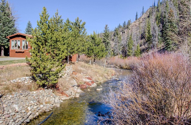 Tiny Home Chalet-Pet Friendly-Water Front