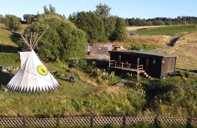 Tiny House mit Indianerzelt und Lagerfeuer im Harz