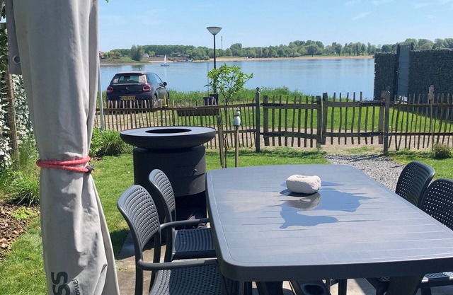 Tiny house time-out with lake view. In Holland, quiet, comfortable, right on the water.
