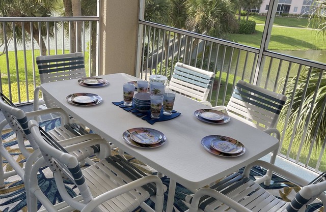 Tired of the cold? Come warm up with us at Jupiter Bay ! 3 min ride to Beach !