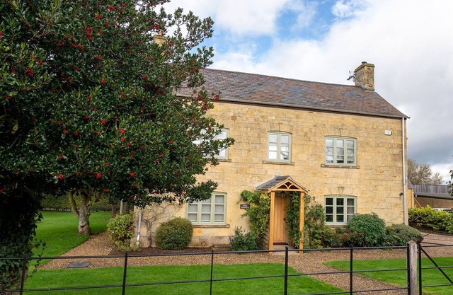 Todenham Farmhouse - Pet friendly on a working farm