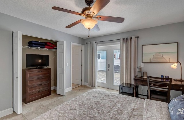 Toes in the Sand suite near beach w/deck & BBQ