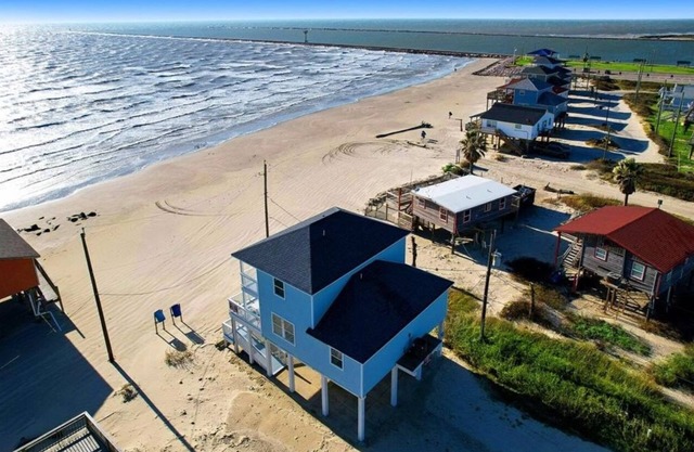 “Toes in the Water” beachfront house 4bed/3bath sleeps 12 on pedestrian beach