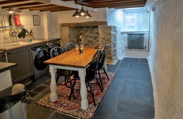 Tolva Cottage: 2-bedrooms, close to beach, harbour, town & quayside amenities.