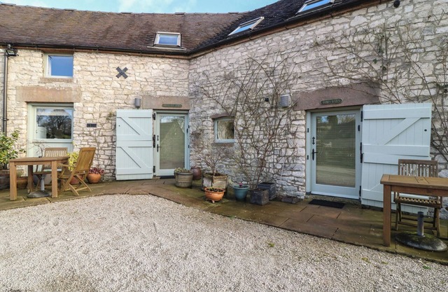 TOM'S BARN, pet friendly, character holiday cottage in Parwich