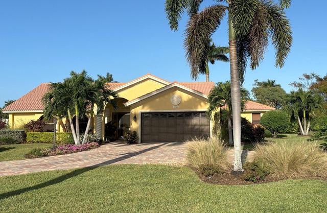 Tommy Bahama Style 4 BR/3 BA Home with Pool in Foxfire Golf and Country Club