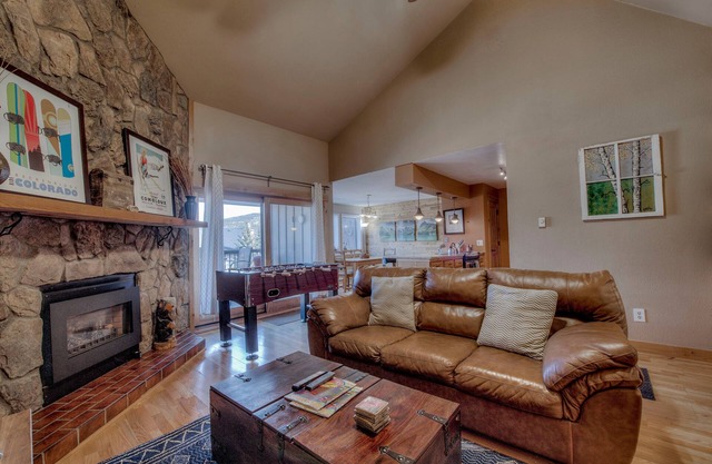 Top Floor 2 Bedroom, Ski-In & Walk to Main St