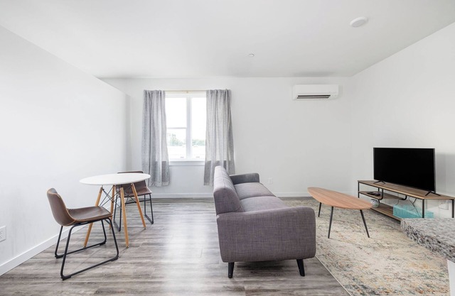 Top Floor Apartment Downtown Clarksville