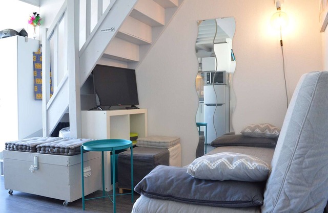 Top-Floor Apt, 2 Rooms, 4 Guests, Pool, Parking, Narbonne Beach