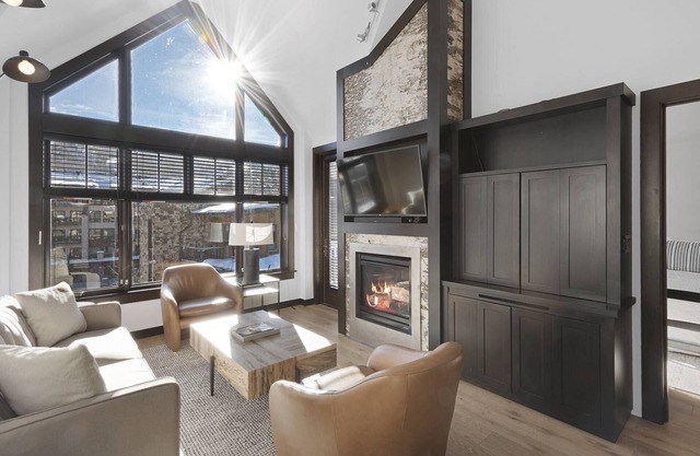 Top Floor at Snowmass Gondola! 2 Balconies, AC, W/D, Parking & Outdoor Hot Tubs for Summer Fun!