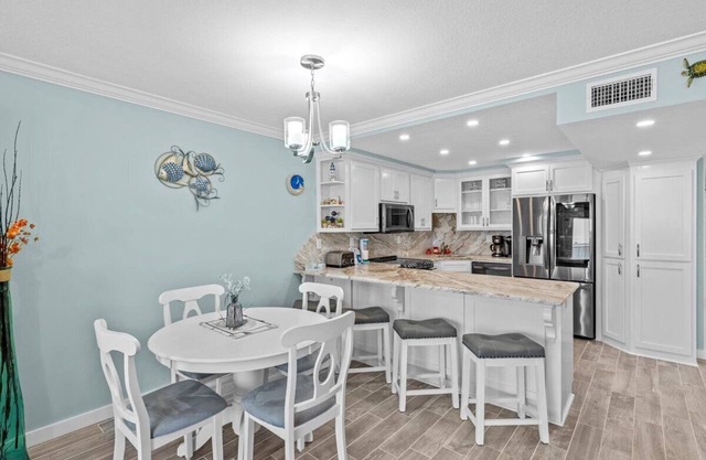 Top Floor, Beautifully Renovated! Spectacular Views, FREE Beach Service (722)