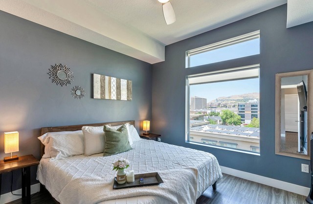Top Floor City View Penthouse/Hottub/Gym/ Garage Parking/Workspace