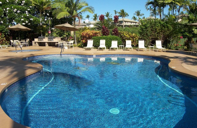 TOP FLOOR CORNER PRIVATE STUDIO, LOCALLY OWNED AND MANAGED, WALK TO BEACH