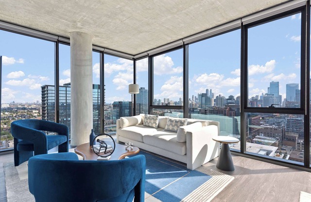 Top-Floor Oasis: 2BR in Heart of Fulton Market