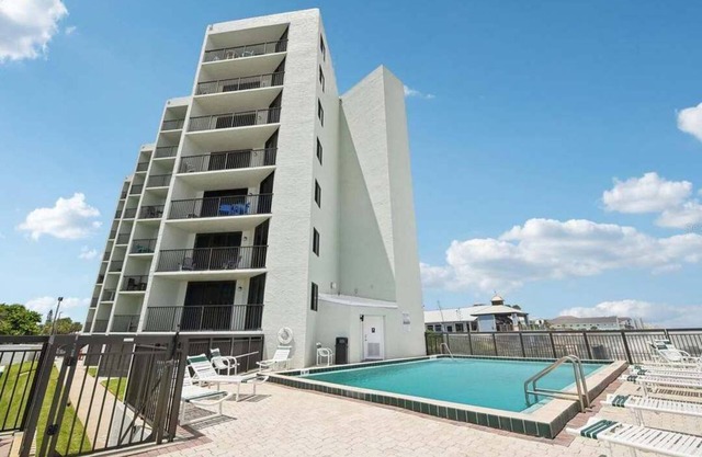 Top-Floor Oceanfront Condo. Stunning Views, Pool, Beach Access & Walkable Eats