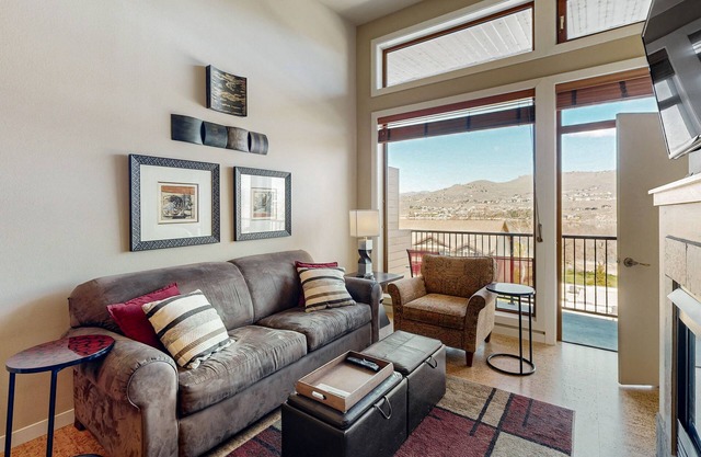 Top-floor penthouse condo with spectacular views - steps to lake/pool/hot tub