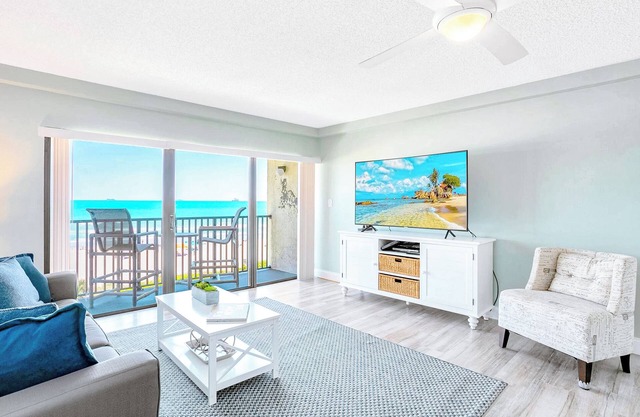 Top-Floor Penthouse Retreat with Panoramic Direct Beach Views