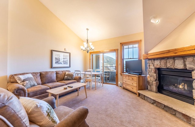 Top Floor w/Mountain & Ski Slope Views, Ideal Location in River Run Village