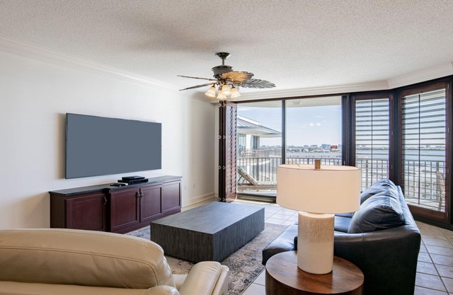 Top Floor with all the Upgrades! Gorgeous Unit! Pet Friendly!