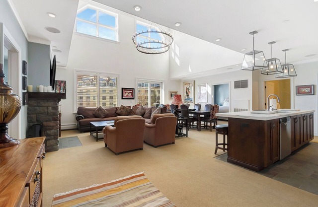 Top Flr Duplex 4BR 4BA - Walk to All @ Stratton Mt