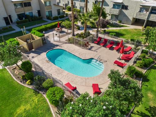 Top-notch 2br Spacious Condo With Shared Pool