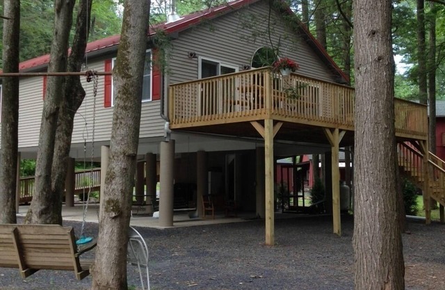 ‘Topl’ In’ Creek-Side Cottage