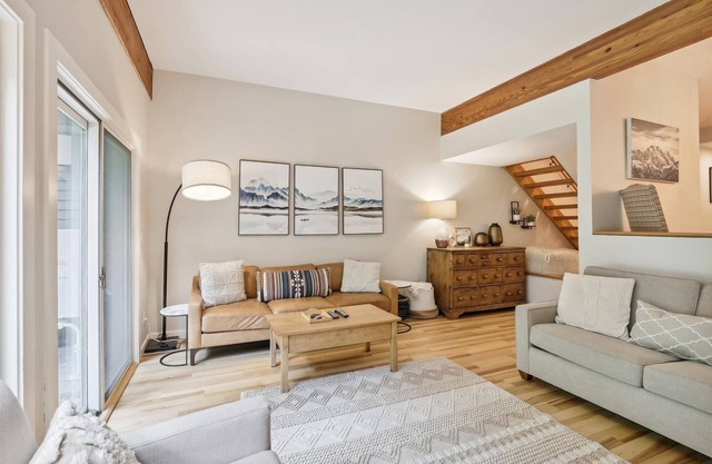 Topnotch 329E: 2 br, fireplace, a/c, resort pool & hot tub!