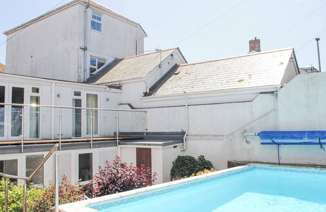 TOPSIDE, pet friendly, country holiday cottage, with pool in Salcombe