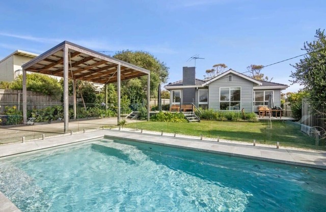 Torquay Springs with pool, 600m to beach