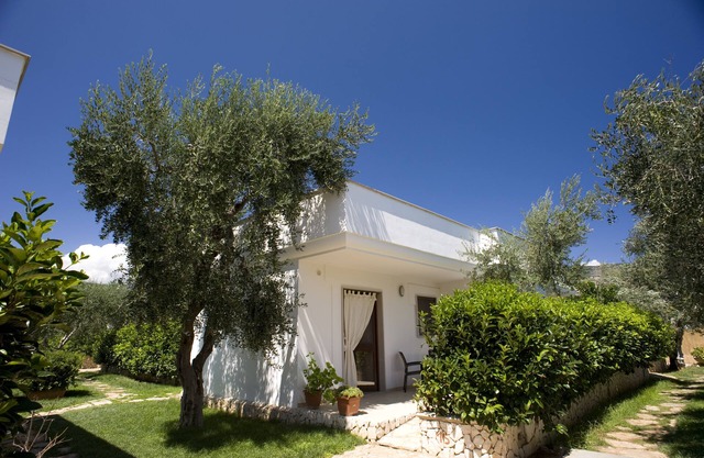 Torre Simone villa with swimming pool, private beach and tennis