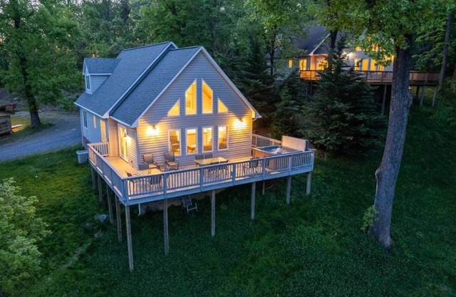 Torry Ridge-hot tub, mountain views, fireplace