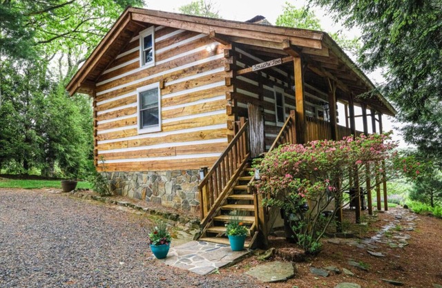 Touche' Too Cabin - when privacy is what you want, by Buffalo Mtn Getaway