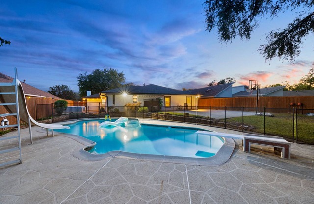 Tourists DREAM HOME, POOL w/Game Room, King Beds,5 Beds/3 Baths, Sleeps 14