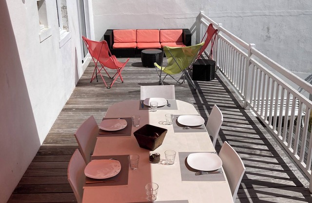 Town house (6 bedrooms) near the port and beaches.