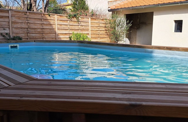 Town house with swimming pool, 7 minutes walk from the town center