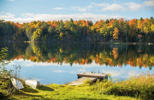 Town Lake Hideaway: Golden Leaves & Crisp Air – Experience Fall at Town Lake!