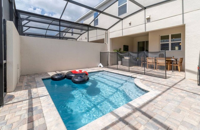Townhome in Kissimmee with pool and pets allowed