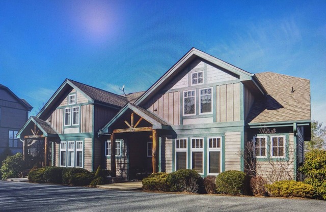Townhome Nov.App State football &Holiday bookings nowavailable. Sleeps 8 Echota