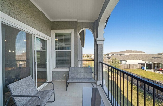 Townhome W a pool in North Austin 7351