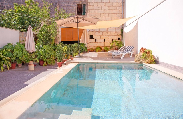 Townhouse "Can Peret" with Terrace and Pool