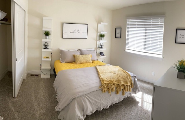 Townhouse, close I25, Air Force Academy, walk to restaurants, movies, bowling