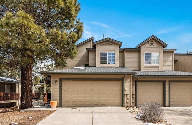Townhouse in Flagstaff- 3 bedrooms-4 beds-2 baths w/Master on Main level & AC