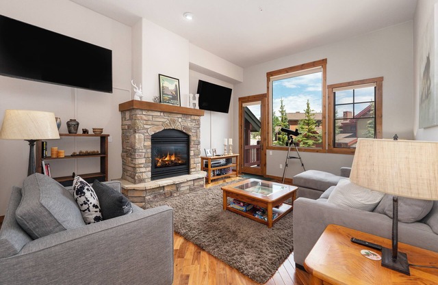 Townhouse near slopes w/hot tub & views