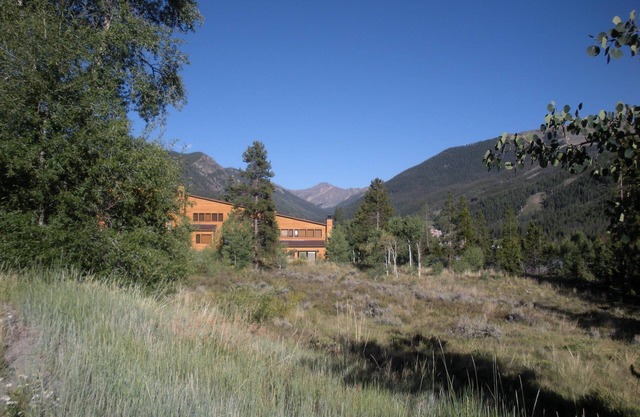 Townhouse nr Conf Ctr, 2 parking spots, Cook's Kitchen, Views- free ski shuttle
