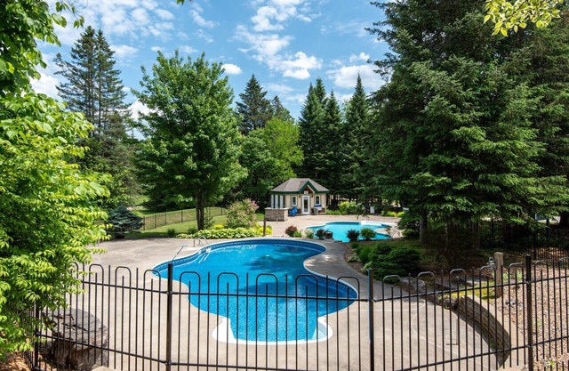 Townhouse on the Golf w/Pool Access -Aiglon 1748