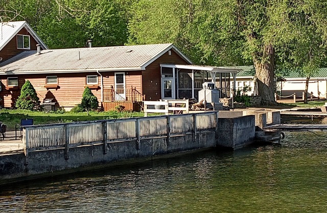 Townhouse on the Saint Lawrence River 10 ft from water.